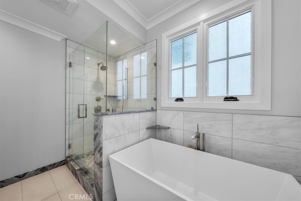 1920 Gates Avenue, Unit B Redondo Beach, CA 90278 - Photo 20 of 31 Primary bath with separate shower and soaking tub