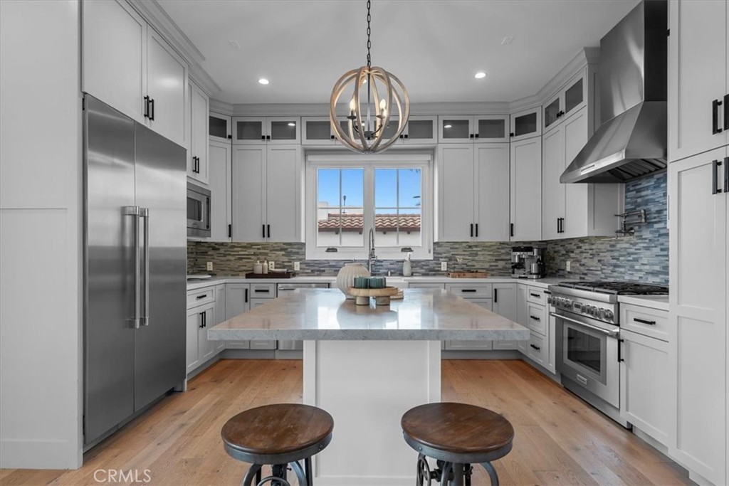 1920 Gates Avenue, Unit B Redondo Beach, CA 90278 - Photo 3 of 31 Breakfast bar and large island