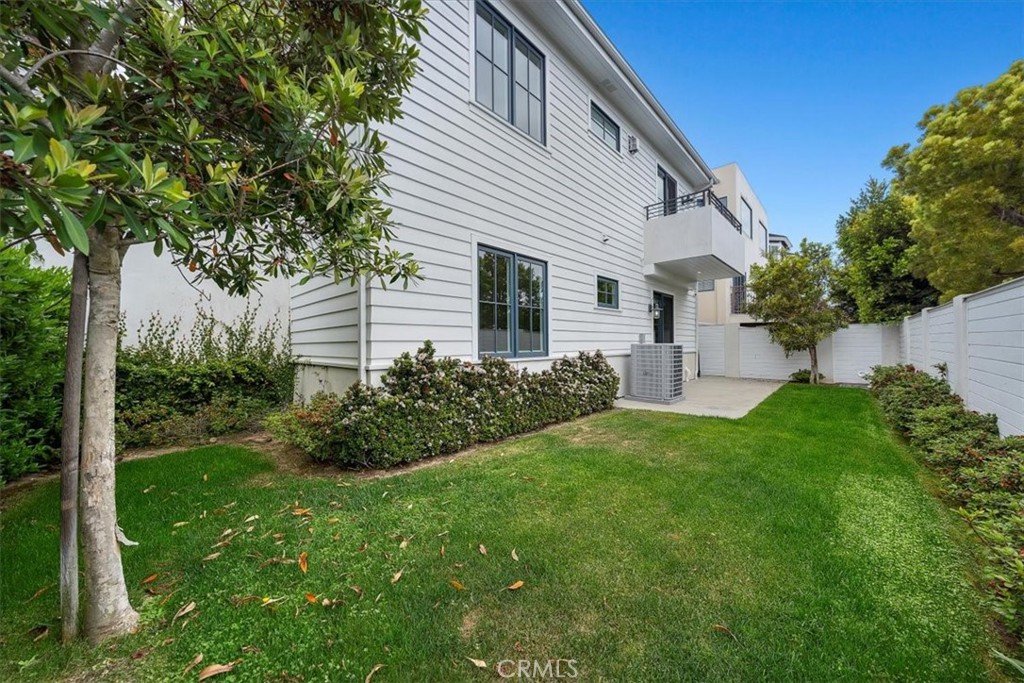 1920 Gates Avenue, Unit B Redondo Beach, CA 90278 - Photo 31 of 31 Beautiful sunny backyard