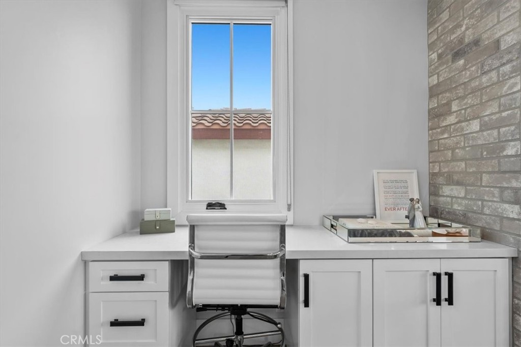 1920 Gates Avenue, Unit B Redondo Beach, CA 90278 - Photo 6 of 31 Built in desk