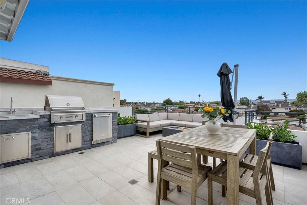 1920 Gates Avenue, Unit B Redondo Beach, CA 90278 - Photo 9 of 31 Large south facing patio with built in kitchen