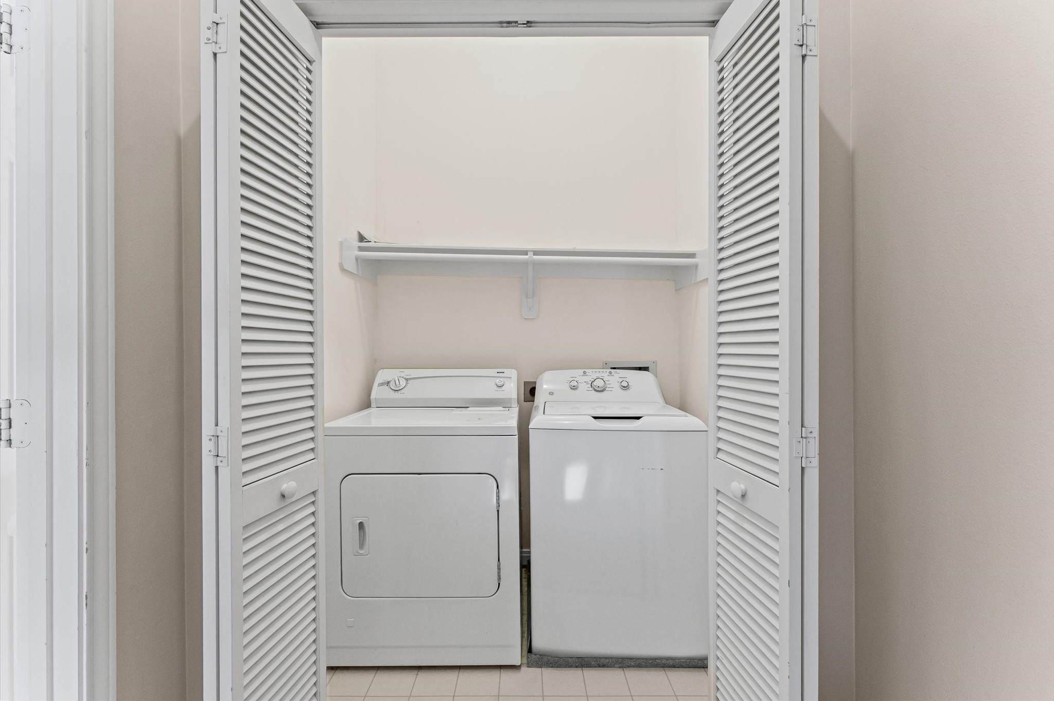 2905 Crawford Street Houston, TX 77004 - Photo 16 of 28 a utility room with dryer and washer