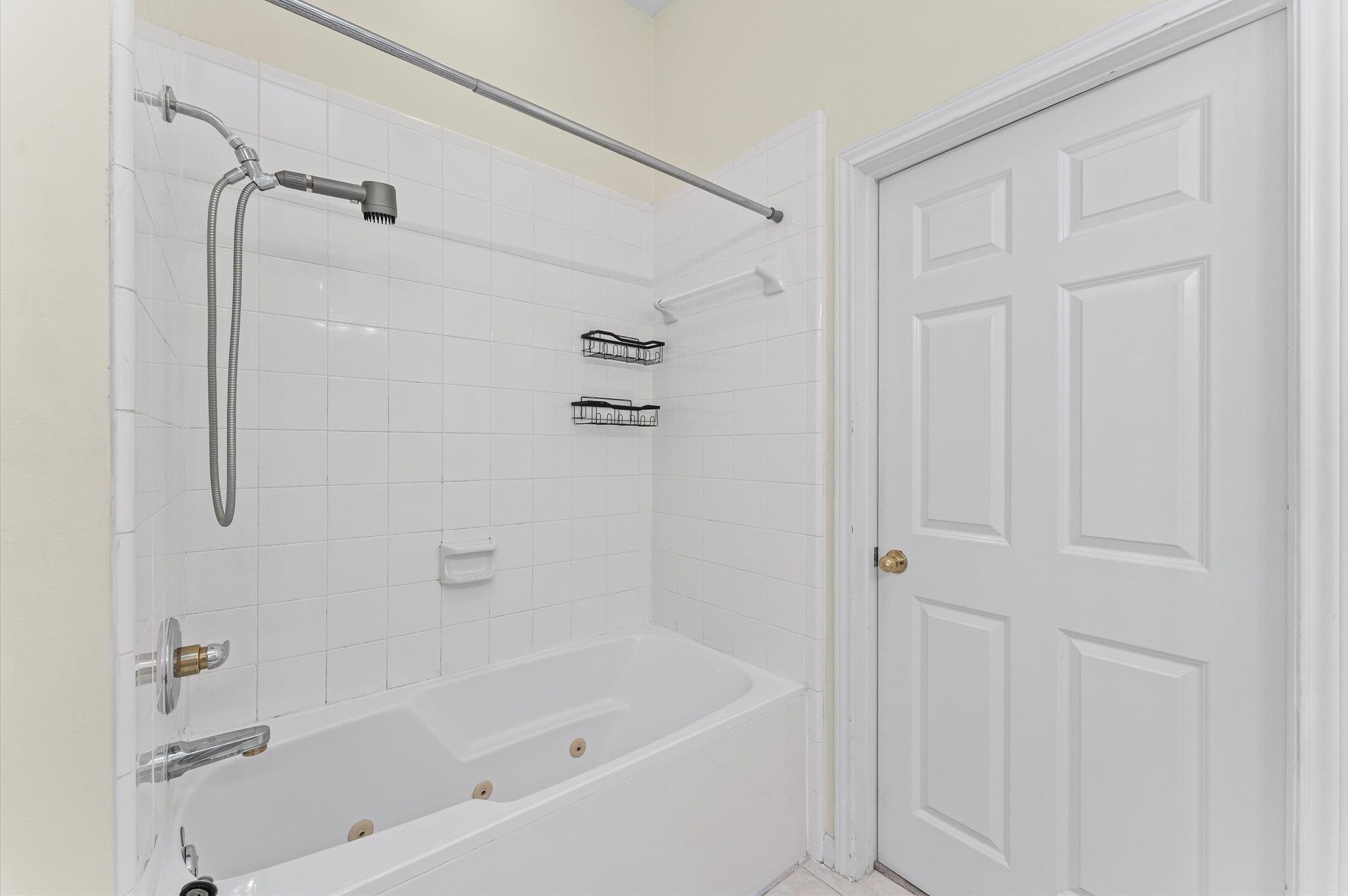 2905 Crawford Street Houston, TX 77004 - Photo 25 of 28 a bathroom with a bathtub