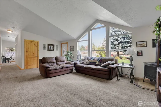 $560,000 | 38911 North Newport Highway, Elk, WA 99009