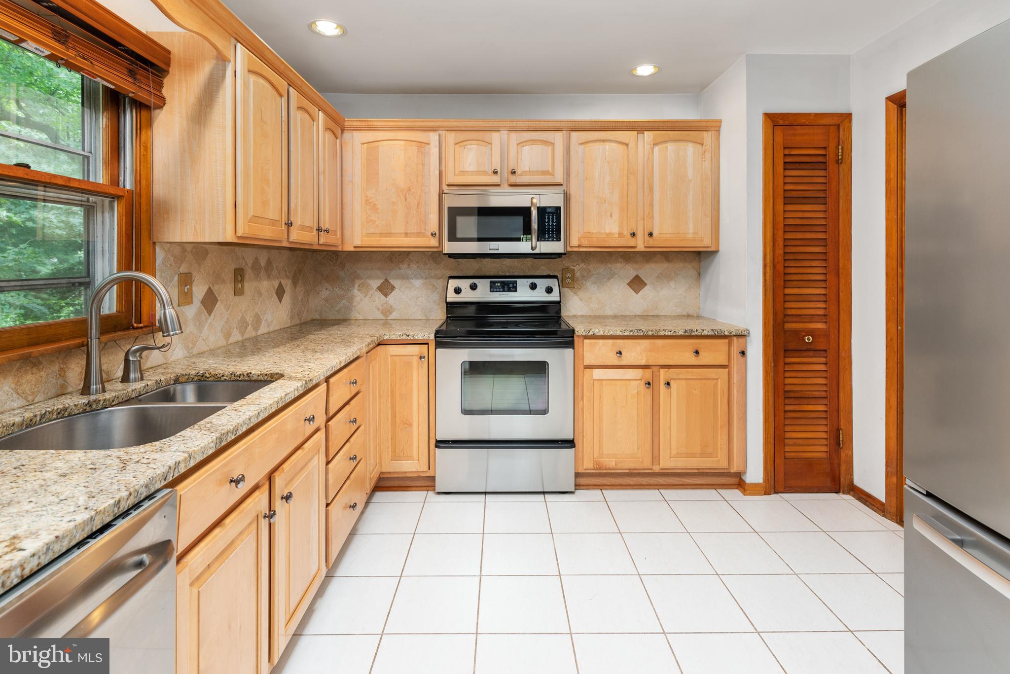 7815 Faulkner Road Severn, MD 21144 - Photo 7 of 32 Granite & stainless appliances