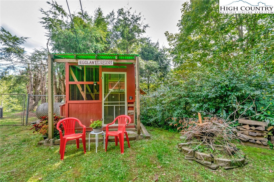 2209-2211 Sugar Mountain 2 Road Newland, NC 28657 - Photo 5 of 50 a backyard of a house with table and chairs