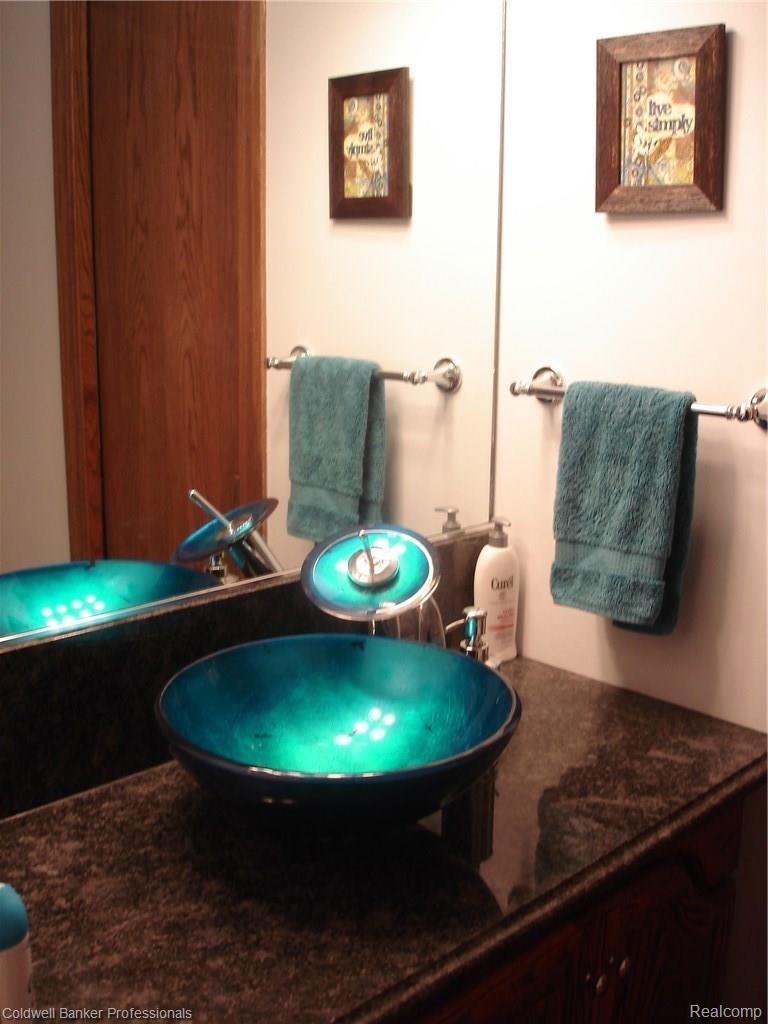 8715 Rattalee Lake Road Clarkston, MI 48348 - Photo 16 of 49 Updated Half Bath