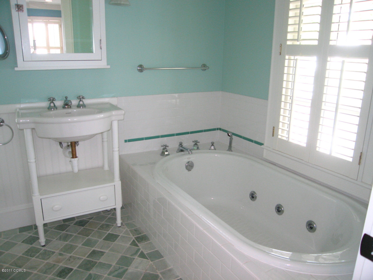 202 Pollock Street Beaufort, NC 28516 - Photo 14 of 19 Master Bath