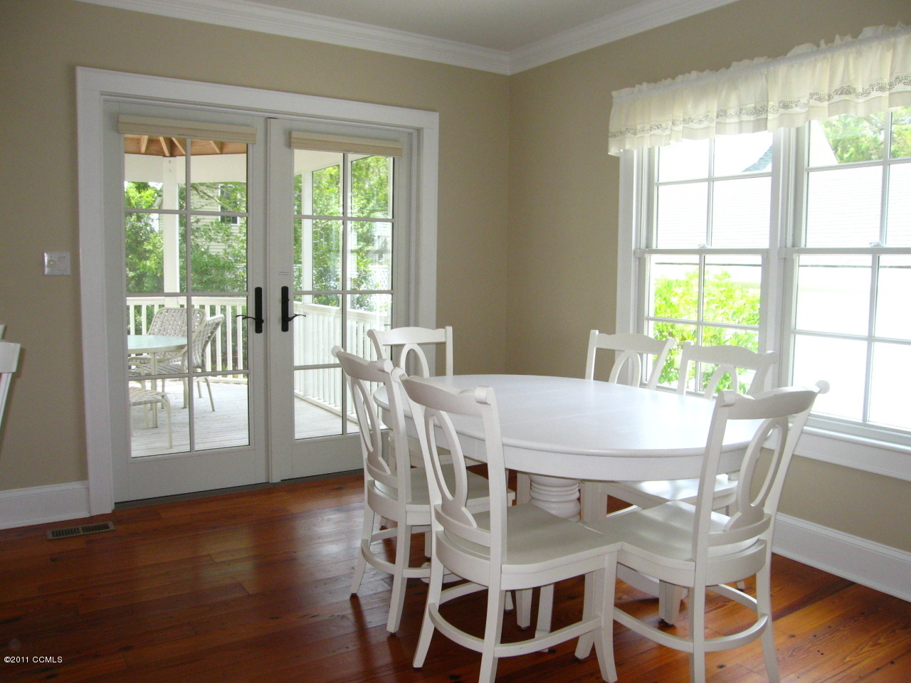 202 Pollock Street Beaufort, NC 28516 - Photo 6 of 19 Dining Area
