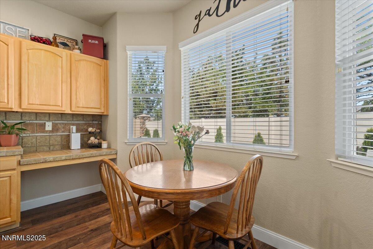 2415 Lincoln Meadows Drive Reno, NV 89521 - Photo 16 of 38 a dining room with furniture and window