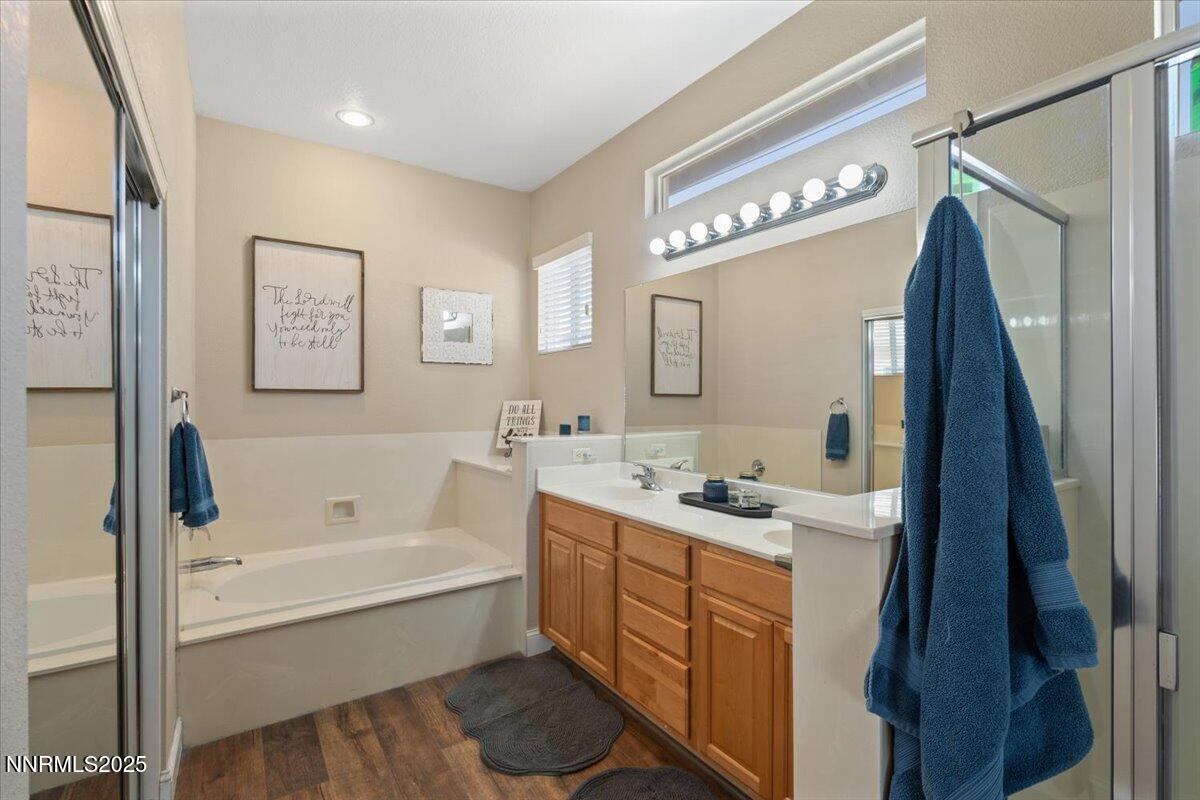2415 Lincoln Meadows Drive Reno, NV 89521 - Photo 20 of 38 a spacious bathroom with a tub sink and mirror