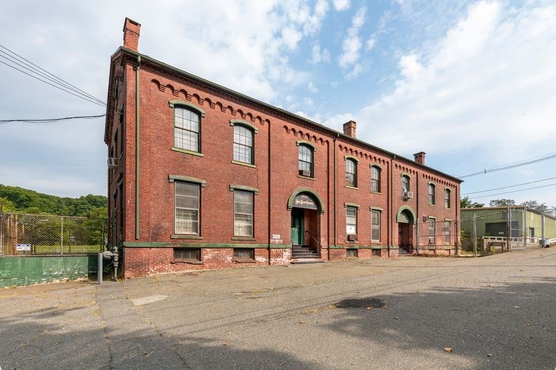 35 Lower Grape Street Chicopee, MA 01013 - Photo 5 of 31