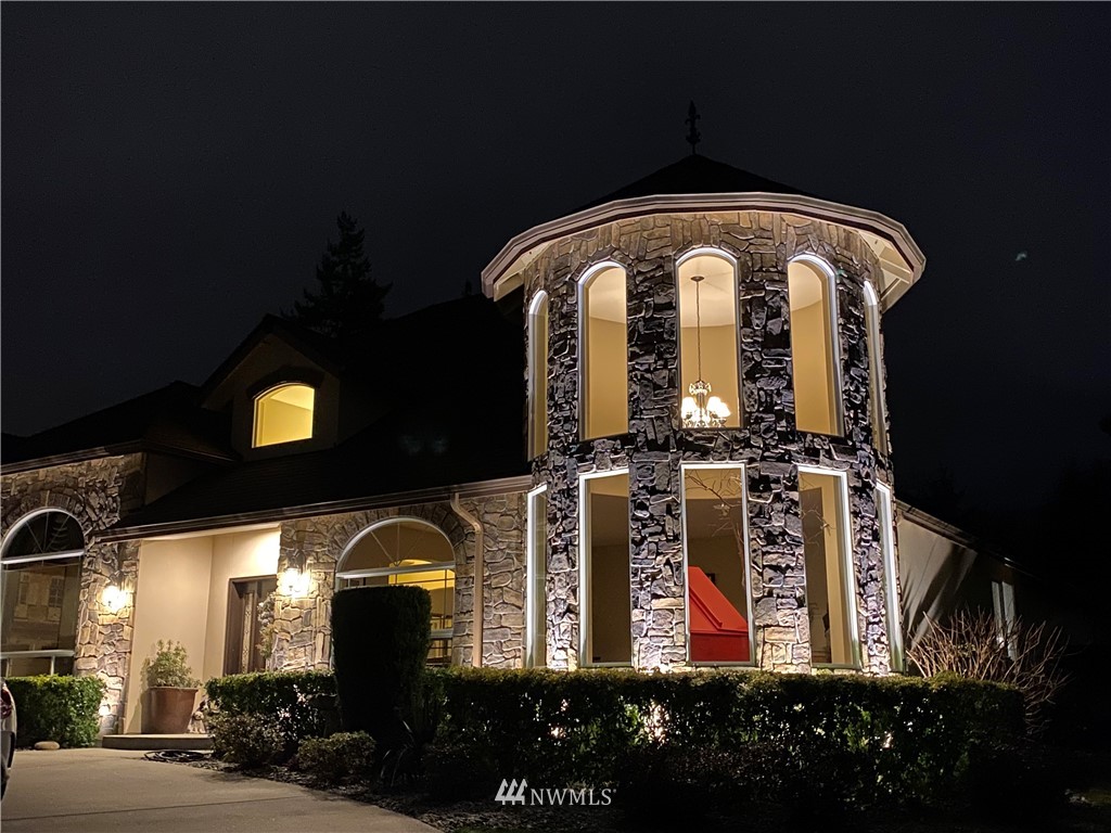 9908 Meadow Road Southwest Lakewood, WA 98499 - Photo 16 of 40 a walk in closet