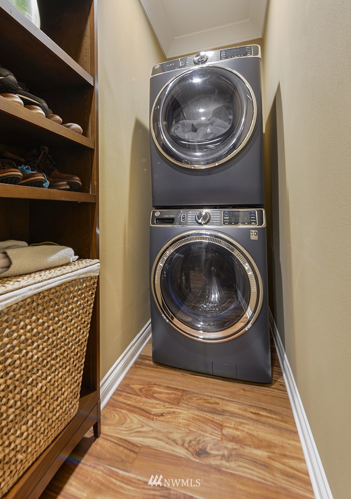 9908 Meadow Road Southwest Lakewood, WA 98499 - Photo 20 of 40 a living room with furniture and flowers
