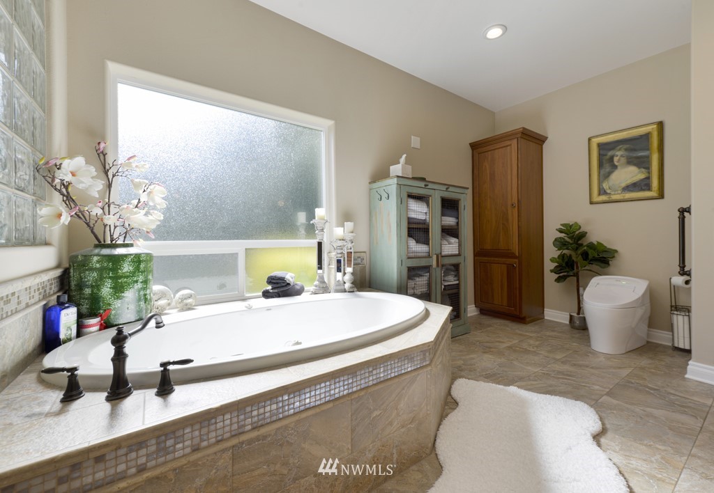 9908 Meadow Road Southwest Lakewood, WA 98499 - Photo 23 of 40 a kitchen with a breakfast area and windows