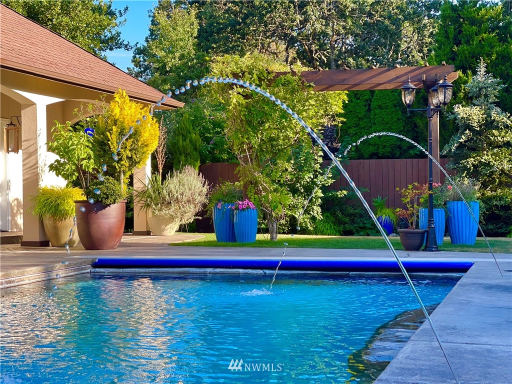 9908 Meadow Road Southwest Lakewood, WA 98499 - Photo 4 of 40 a living room with furniture and a large window