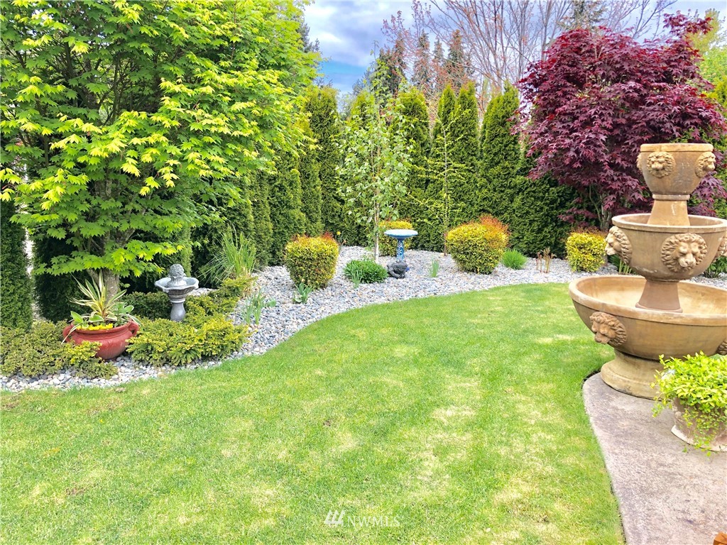 9908 Meadow Road Southwest Lakewood, WA 98499 - Photo 35 of 40 a bathroom with a granite countertop toilet and a sink