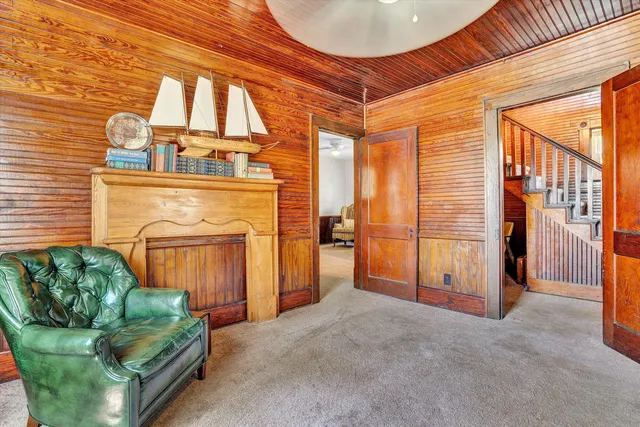 a view of livingroom with furniture