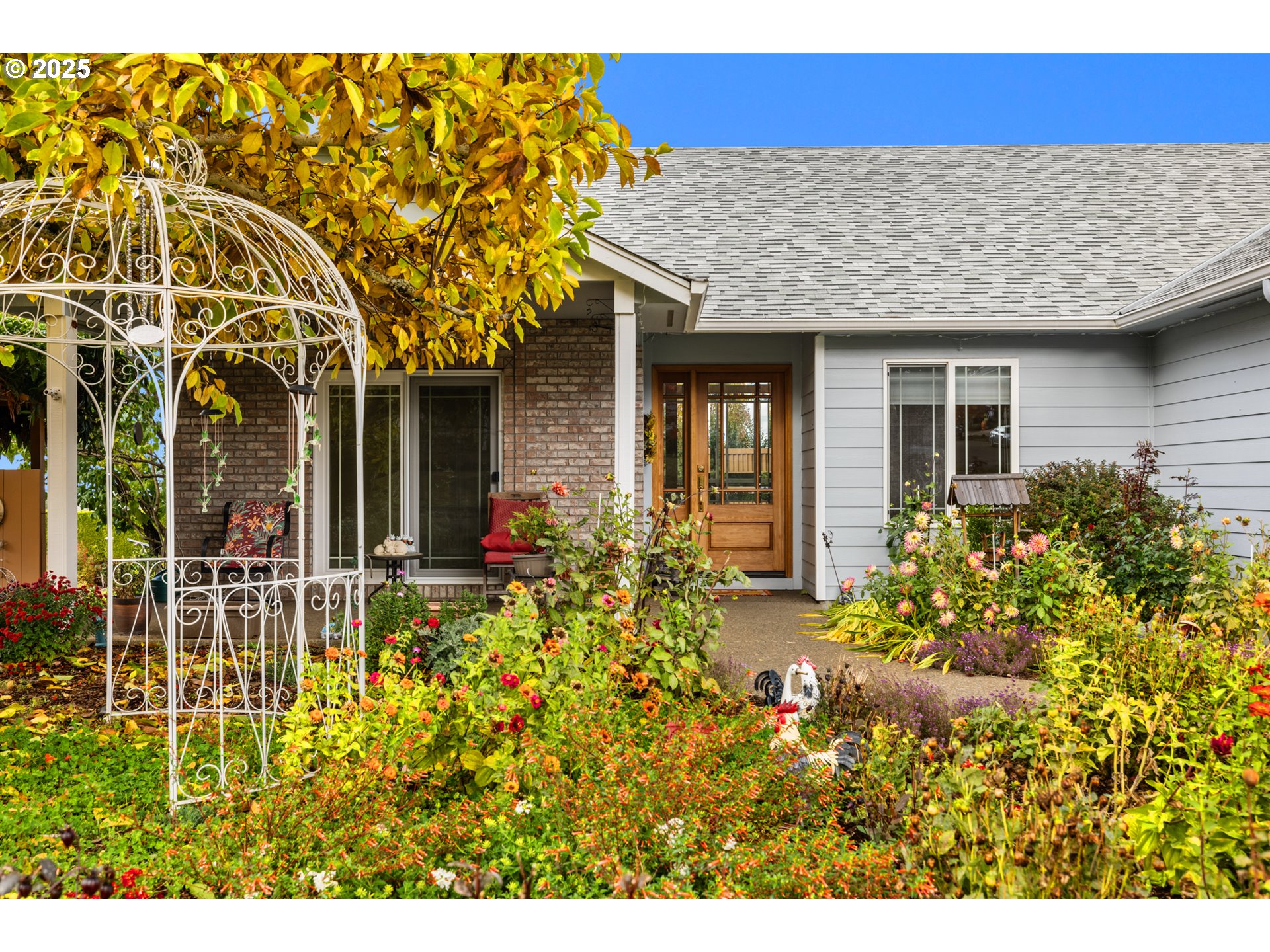 1409 Crestview Drive Silverton, OR 97381 - Photo 4 of 22 front view of a house with a fountain