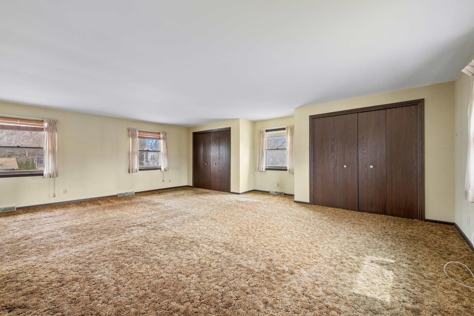 5017 Kenneth Drive Crystal Lake, IL 60014 - Photo 12 of 20 a view of an empty room with closet and bathroom