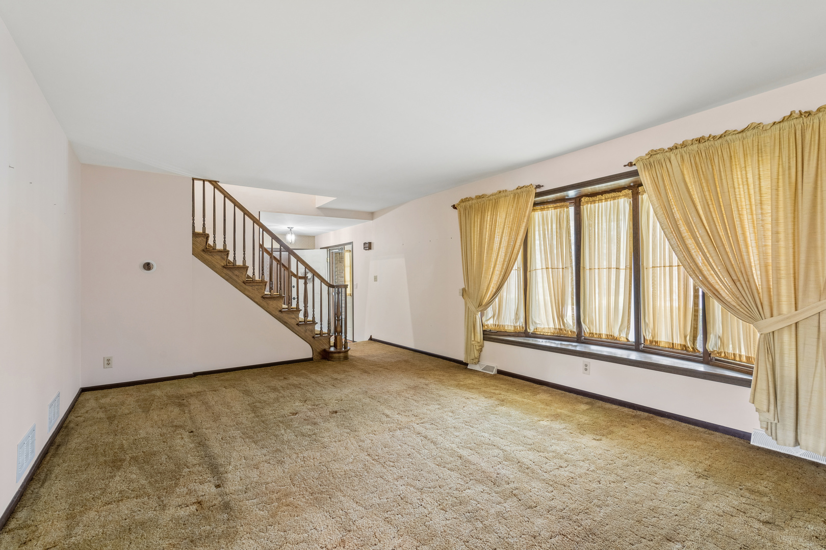 5017 Kenneth Drive Crystal Lake, IL 60014 - Photo 4 of 20 an empty room with windows