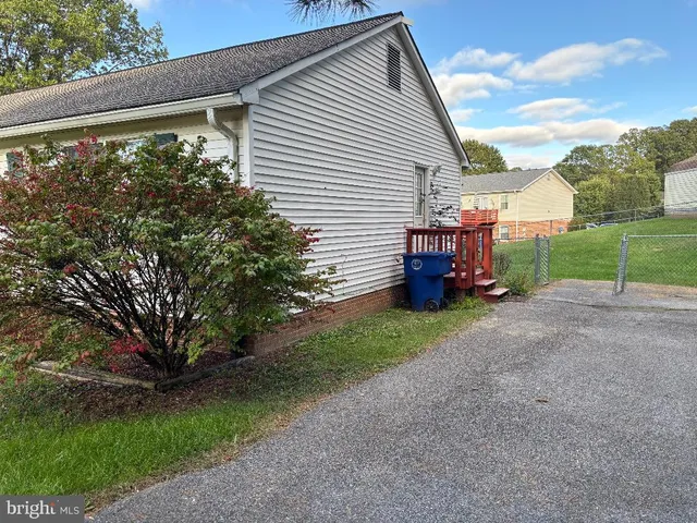 a view of a back yard of the house