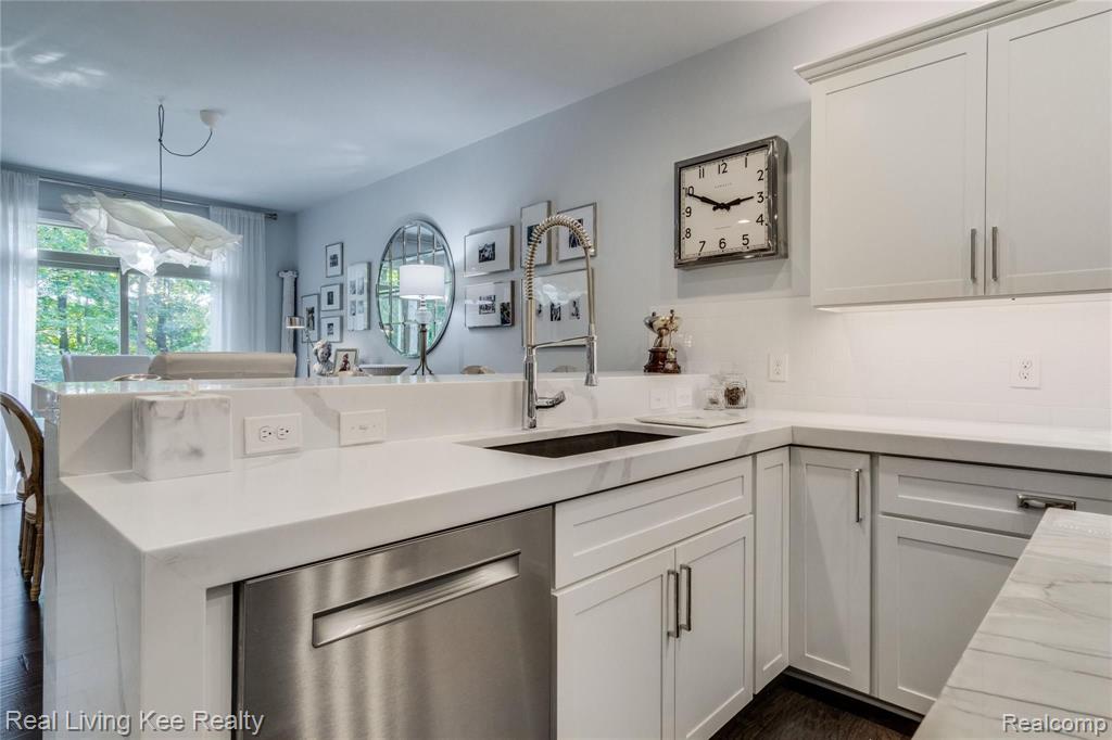 4246 Oak Arbor Drive Rochester, MI 48306 - Photo 17 of 64