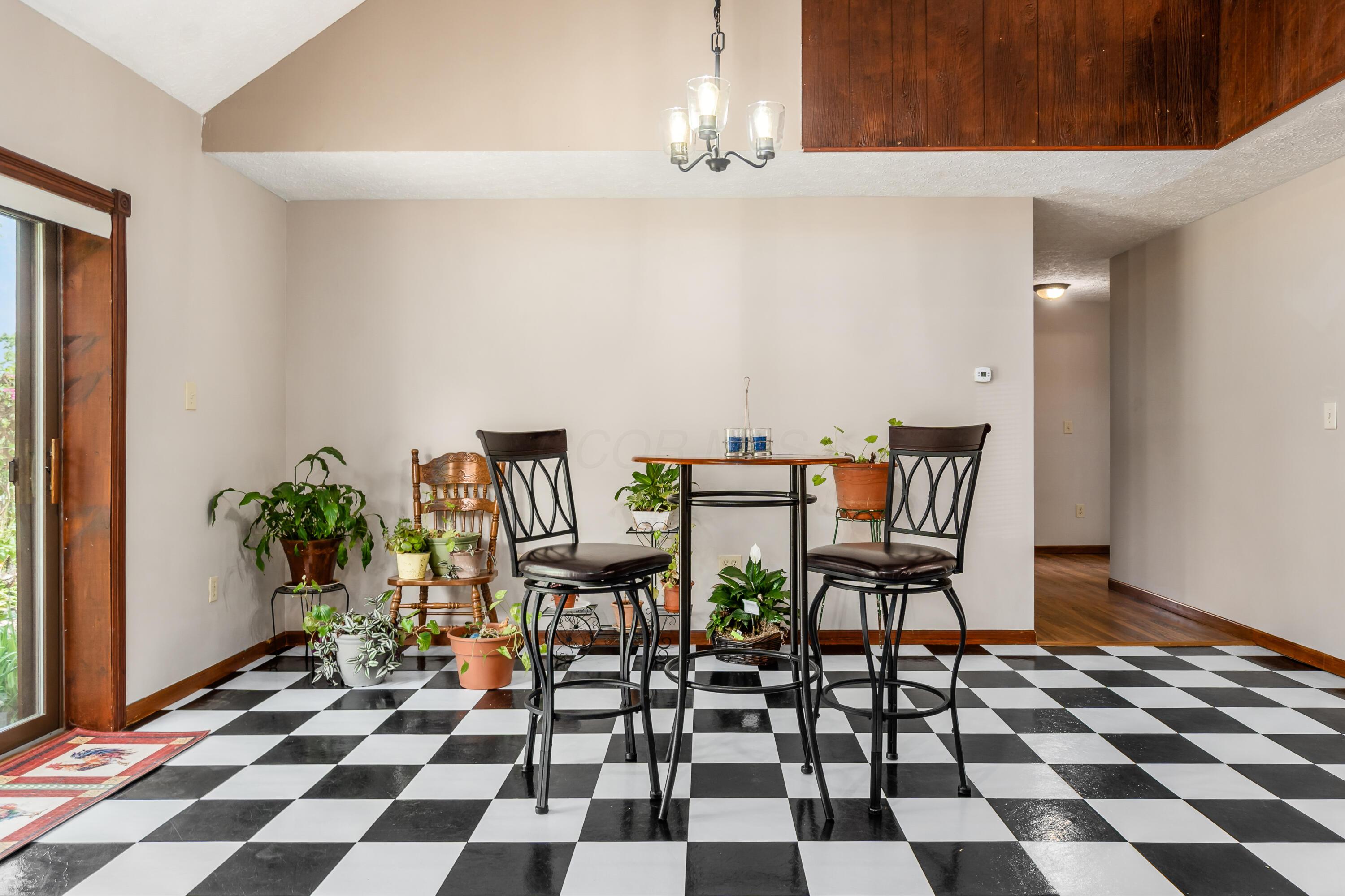 5795 Royalton Road Southwest Lancaster, OH 43130 - Photo 19 of 49 Dining area