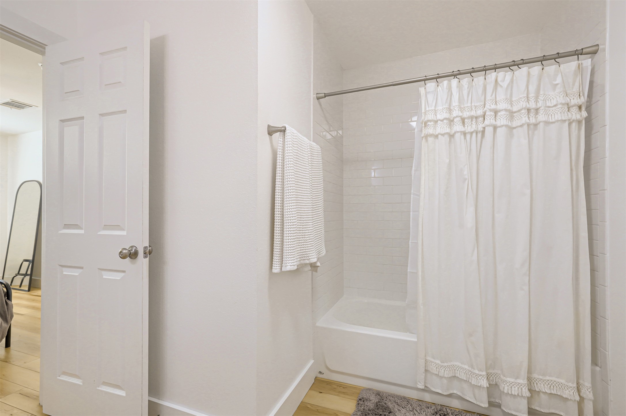 104 Aspen Trail Georgetown, TX 78626 - Photo 15 of 29 a bathroom with a bathtub and a shower