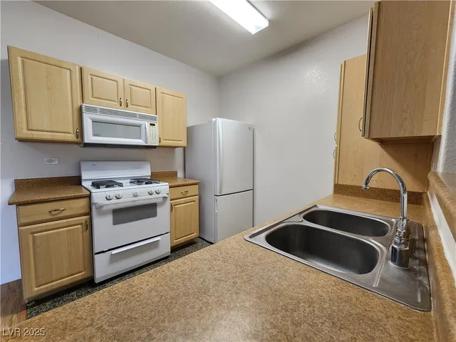 $1,300 | 8250 North Grand Canyon Drive, Unit 2171, Las Vegas, NV 89166