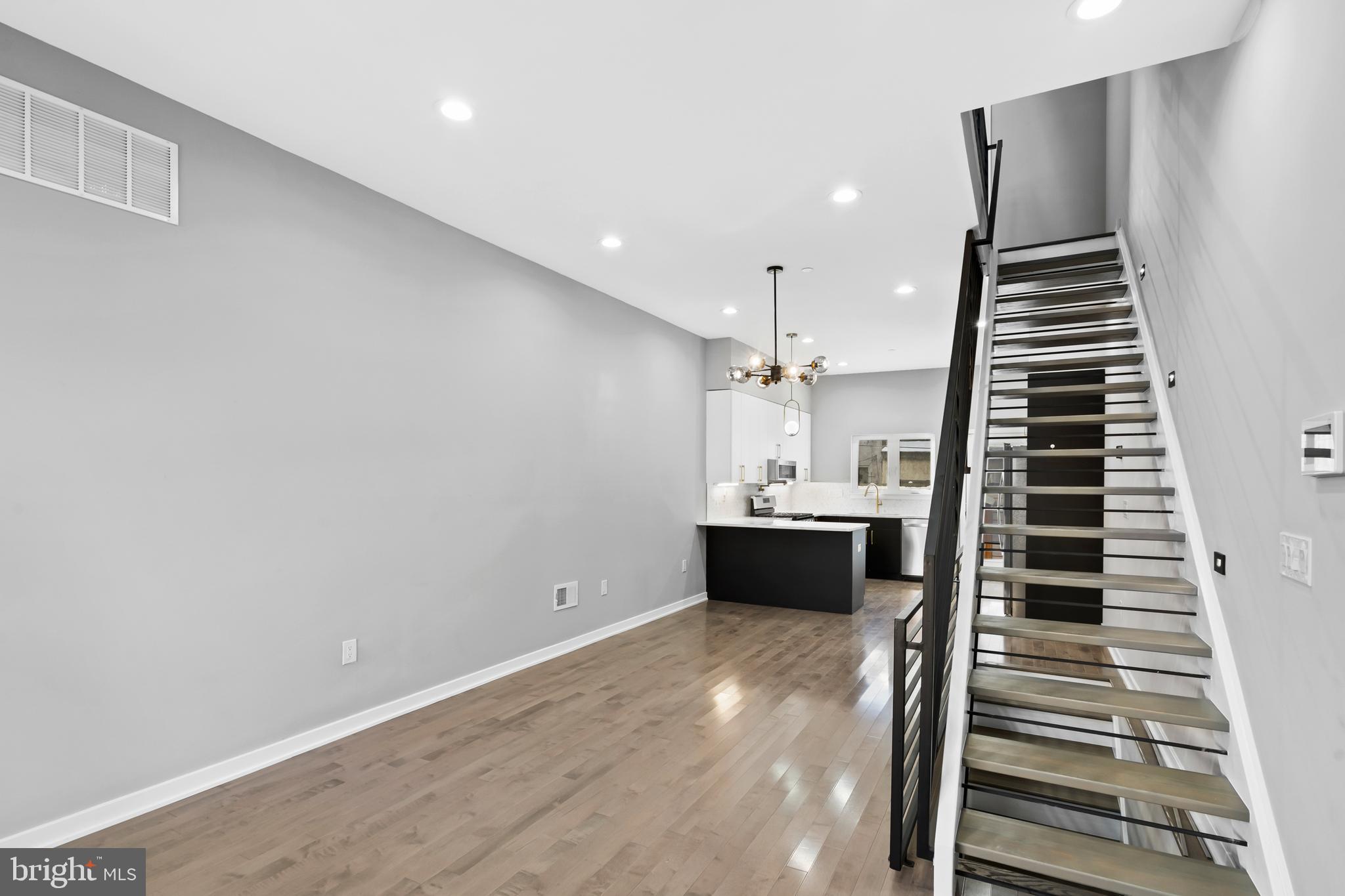 516 Pierce Street Philadelphia, PA 19148 - Photo 4 of 36