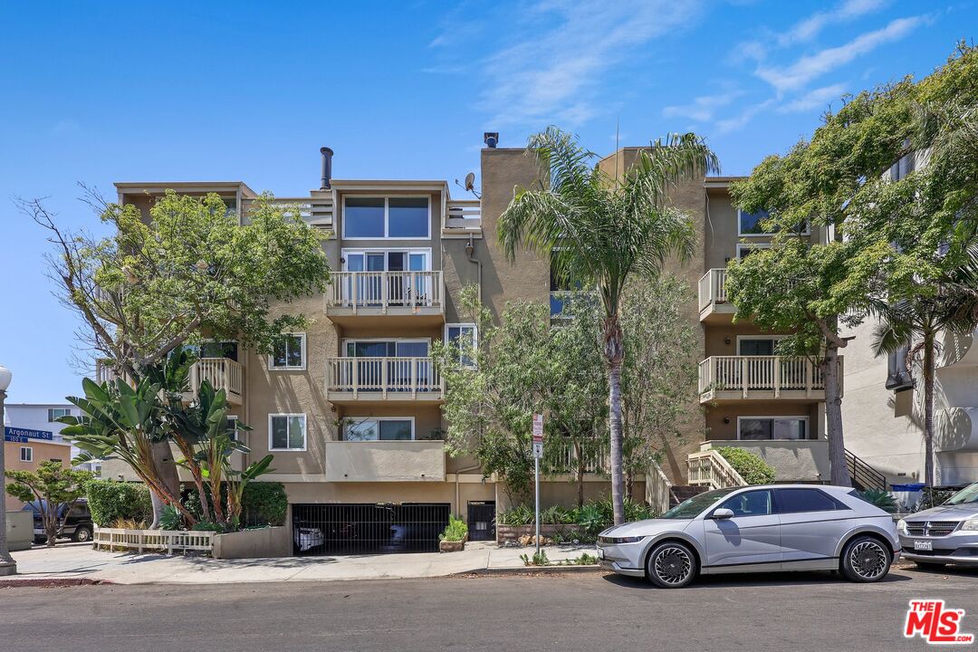 6690 Vista Del Mar, Unit E Playa del Rey, CA 90293 - Photo 11 of 12 a building view