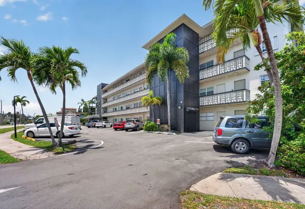 $1,990 | 941 Crystal Lake Drive, Unit 302, Deerfield Beach, FL 33064