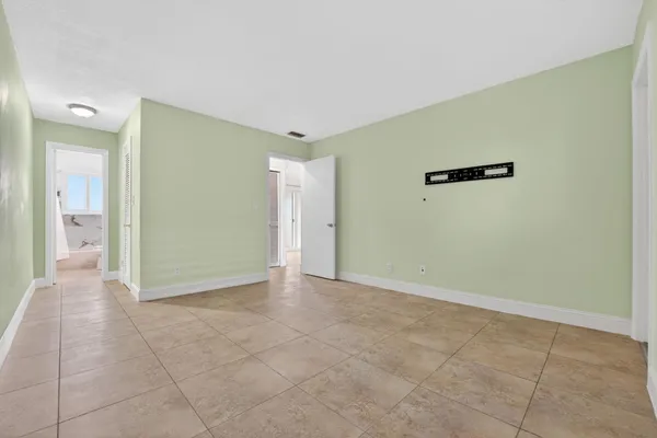 $1,990 | 941 Crystal Lake Drive, Unit 302, Deerfield Beach, FL 33064