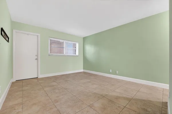 $1,990 | 941 Crystal Lake Drive, Unit 302, Deerfield Beach, FL 33064