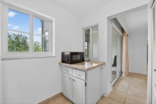 $1,990 | 941 Crystal Lake Drive, Unit 302, Deerfield Beach, FL 33064