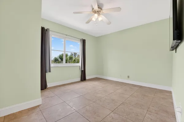 $1,990 | 941 Crystal Lake Drive, Unit 302, Deerfield Beach, FL 33064
