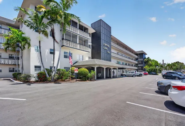 $1,990 | 941 Crystal Lake Drive, Unit 302, Deerfield Beach, FL 33064
