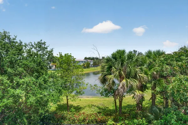 $1,990 | 941 Crystal Lake Drive, Unit 302, Deerfield Beach, FL 33064