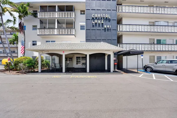 $1,990 | 941 Crystal Lake Drive, Unit 302, Deerfield Beach, FL 33064