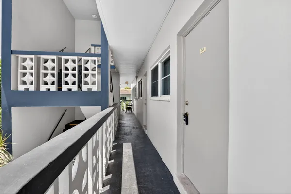 $1,990 | 941 Crystal Lake Drive, Unit 302, Deerfield Beach, FL 33064