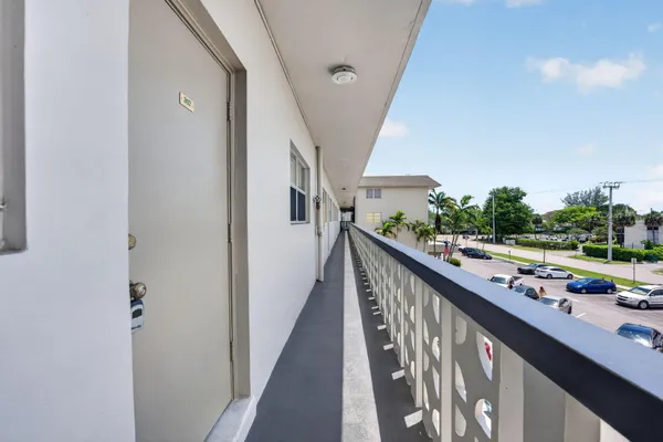 $1,990 | 941 Crystal Lake Drive, Unit 302, Deerfield Beach, FL 33064