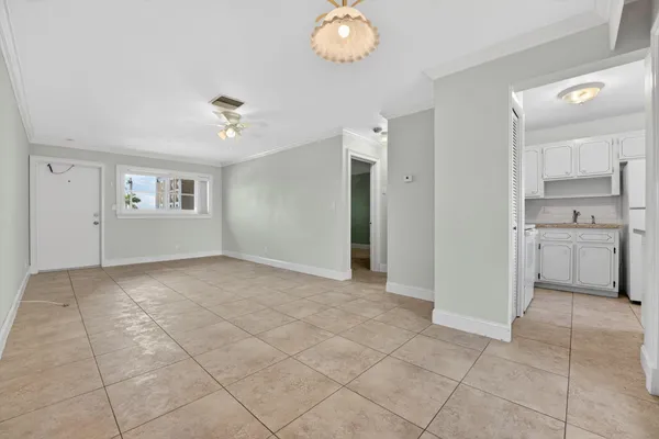 $1,990 | 941 Crystal Lake Drive, Unit 302, Deerfield Beach, FL 33064