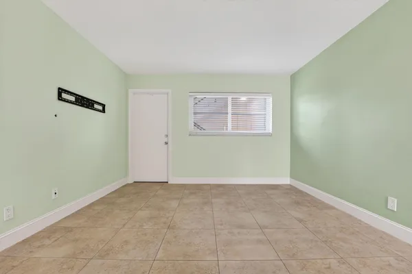 $1,990 | 941 Crystal Lake Drive, Unit 302, Deerfield Beach, FL 33064