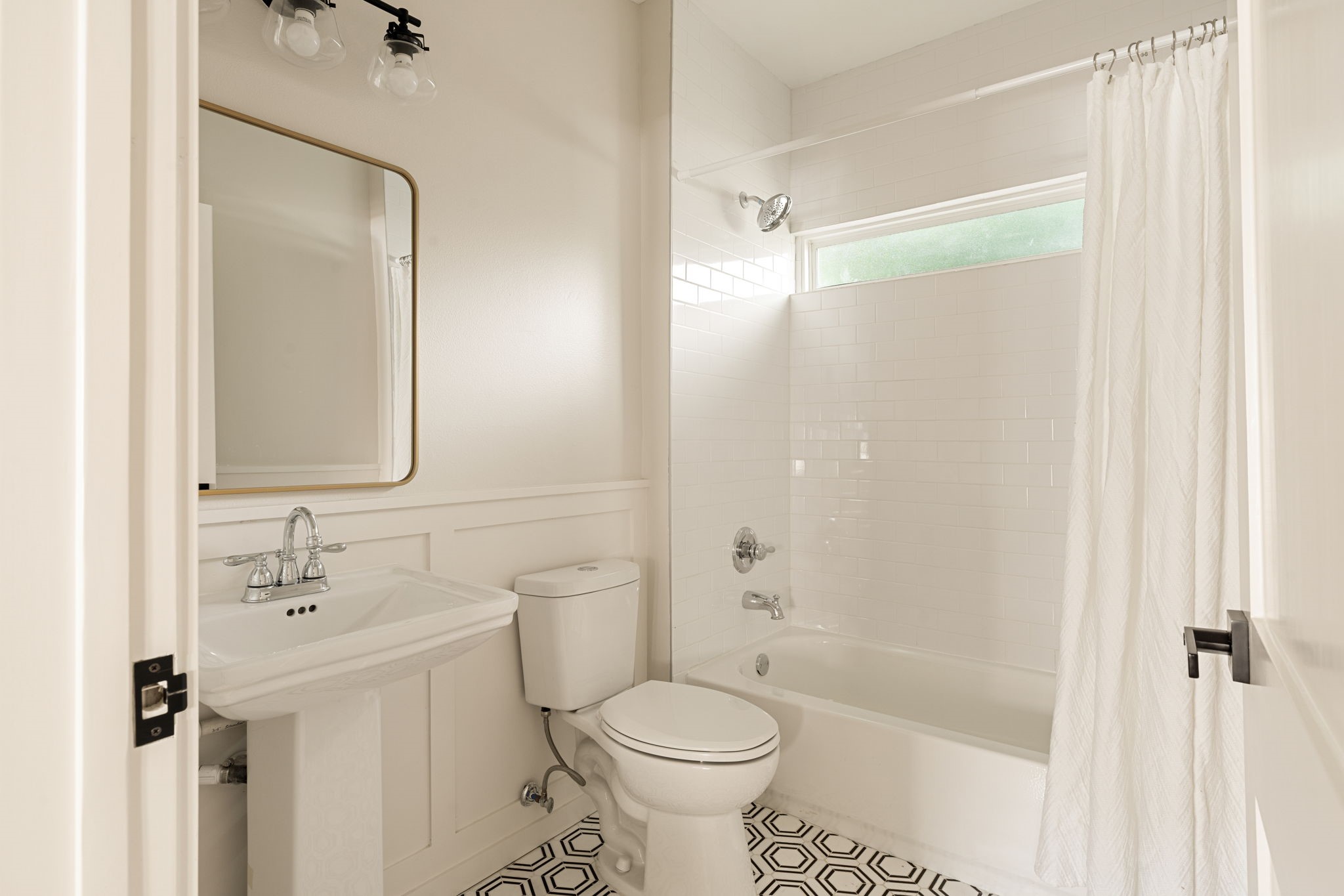 1022 Key Street Houston, TX 77009 - Photo 21 of 30 The secondary bedrooms share a full bathroom that refuses to compromise on style.