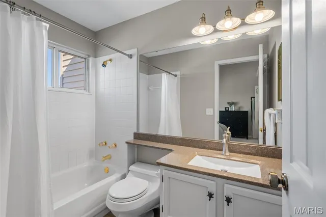 $400,000 | 35 Ridgeview Cir Court, Ballwin, MO 63021