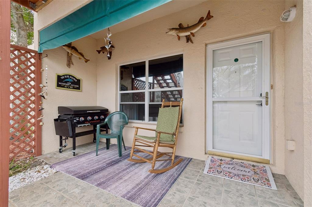 6499 99th Way North, Unit 18B St. Petersburg, FL 33708 - Photo 5 of 98 a living room with furniture and a window