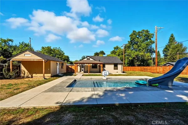 a view of a house with backyard