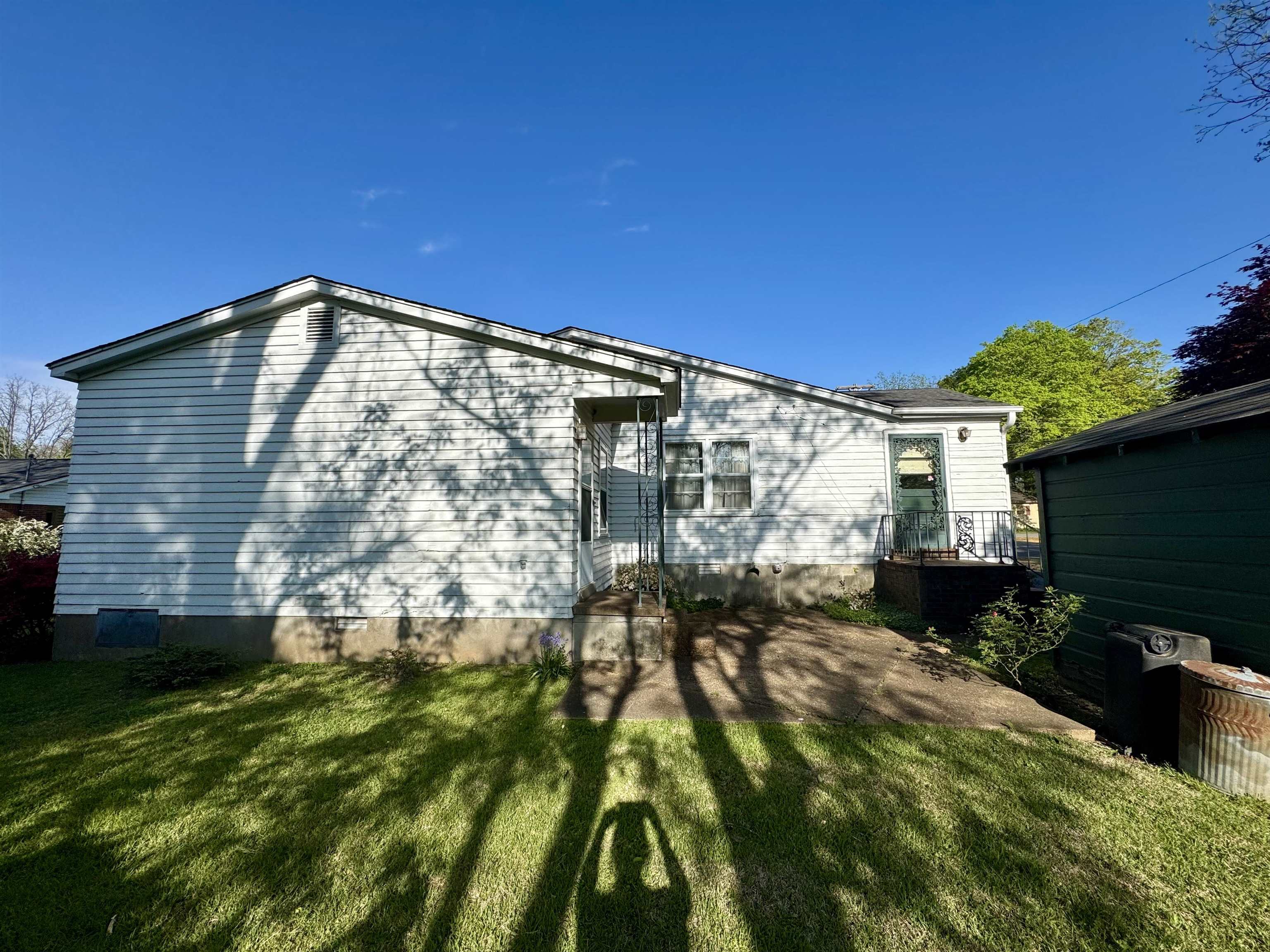 1015 Crestview Street Covington, TN 38019 - Photo 29 of 33 a backyard of a house with table and chairs