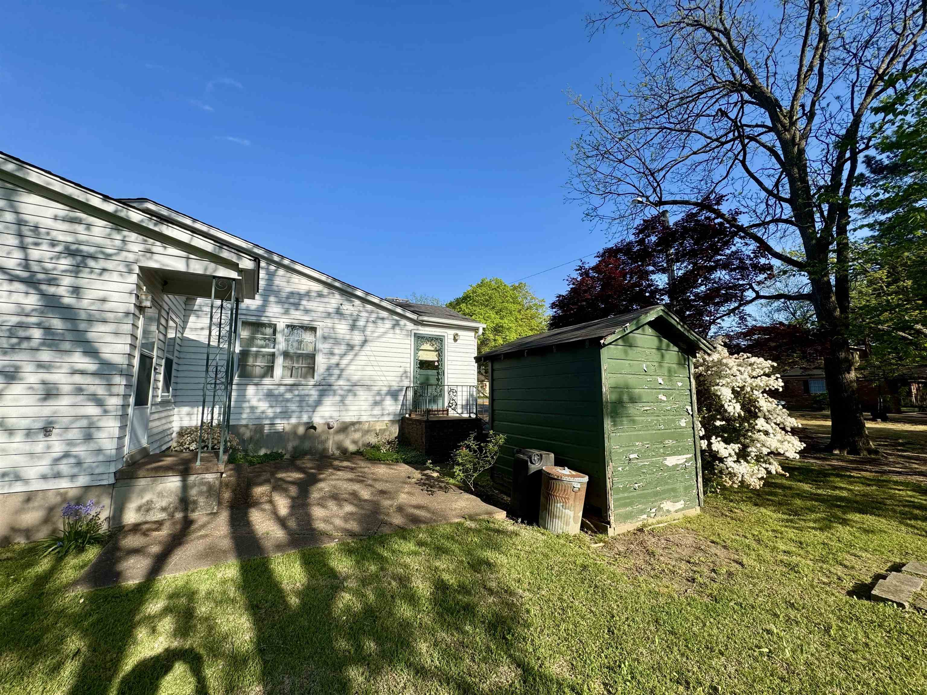 1015 Crestview Street Covington, TN 38019 - Photo 31 of 33 a backyard of a house with table and chairs